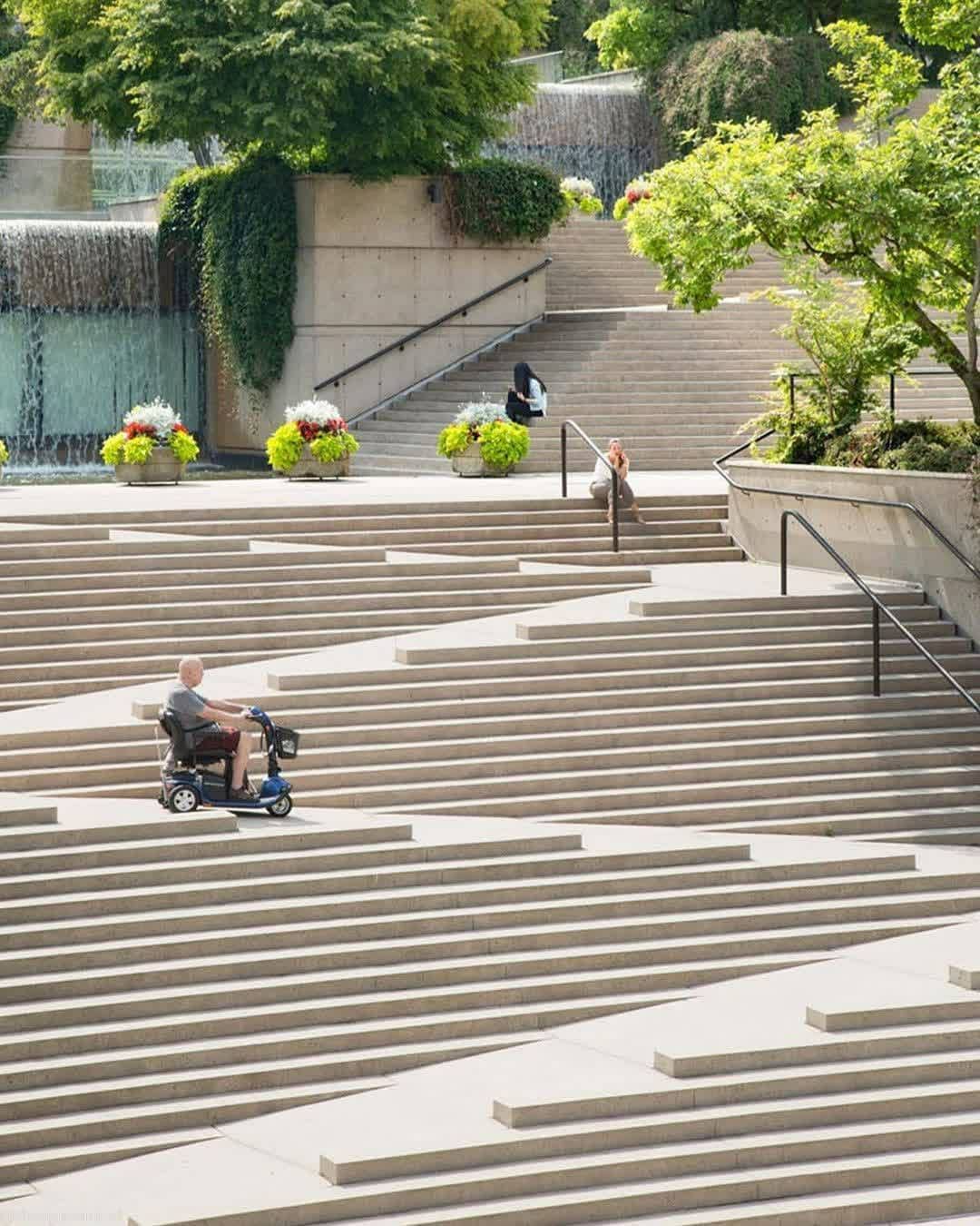 Robson Square Vancouver Canada Scalinata imponente attraversata da rampe accessibili alle carrozzine disposte a zig zag fino in cima